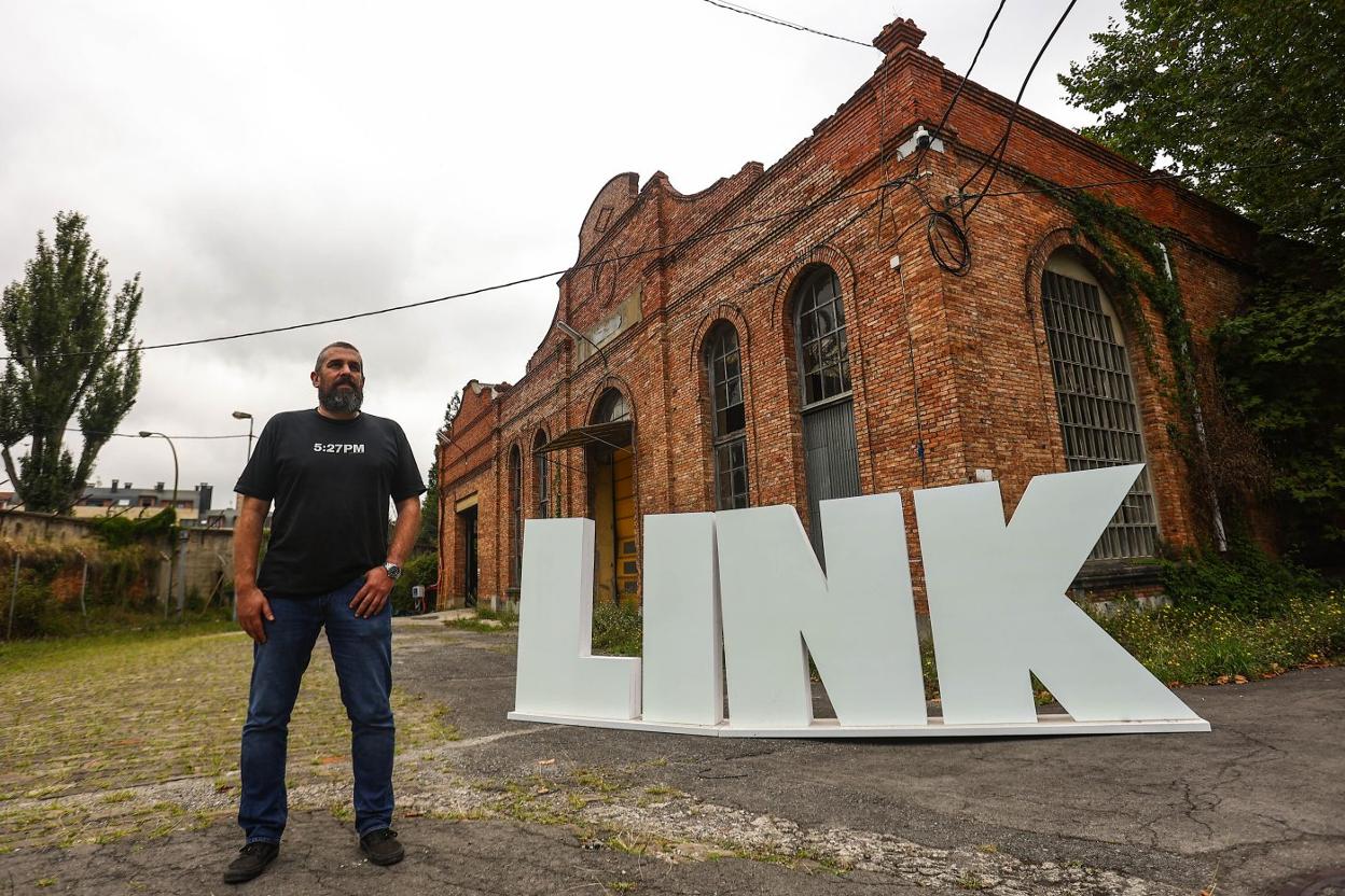 José Castellano, ante las letras murales de Link, ayer, en la Fábrica de La Vega.