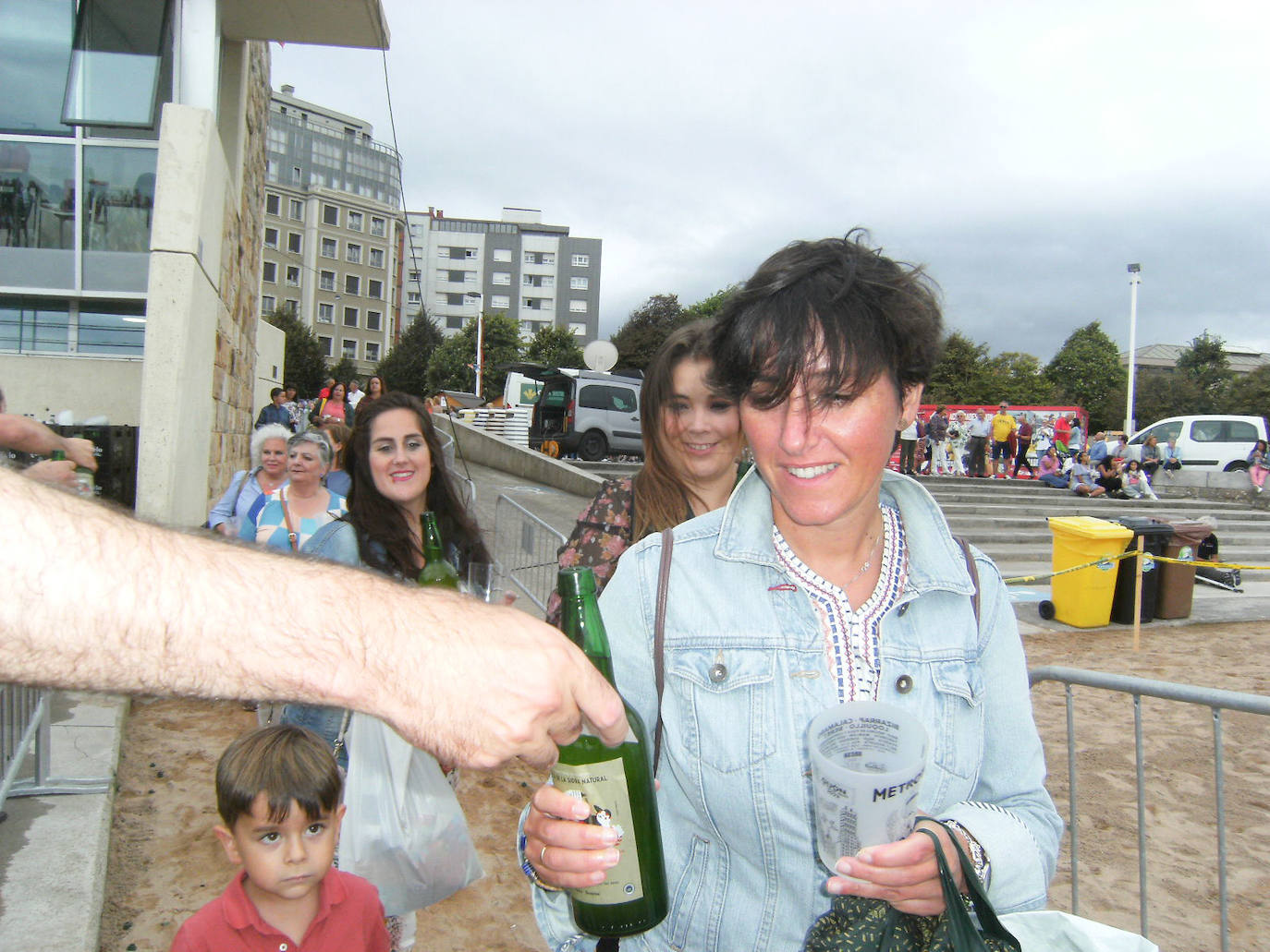 Fotos: ¿Estuviste en el récord mundial de escanciado de sidra de Gijón? ¡Búscate! (2)