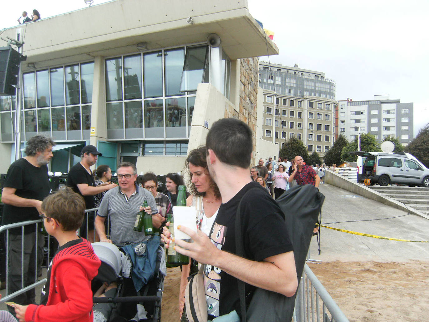 Fotos: ¿Estuviste en el récord mundial de escanciado de sidra de Gijón? ¡Búscate! (2)