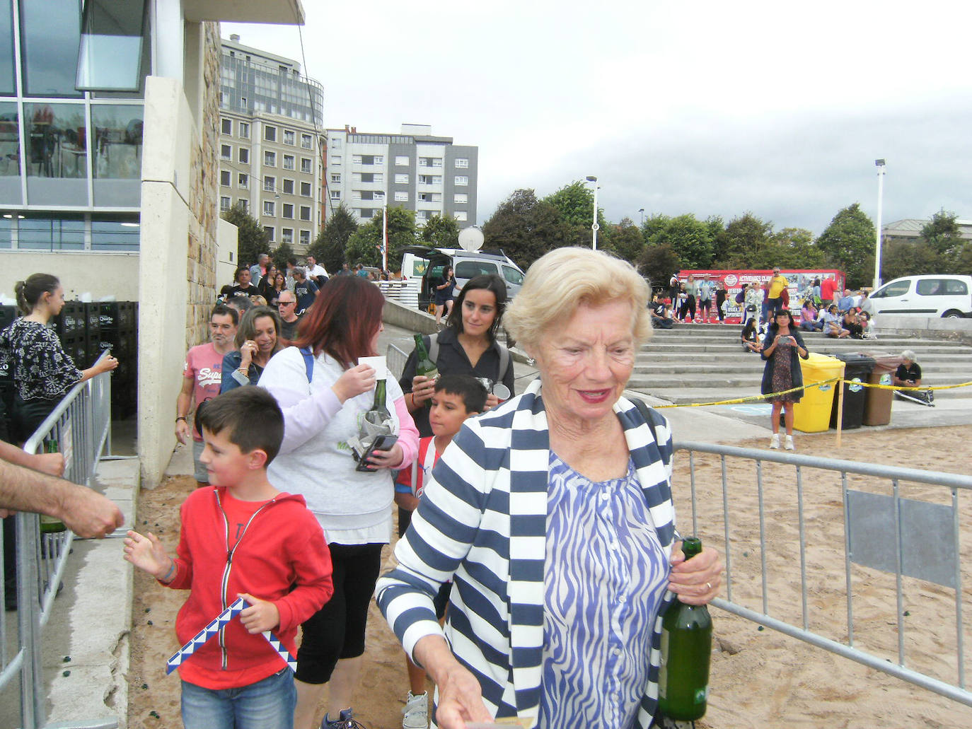 Fotos: ¿Estuviste en el récord mundial de escanciado de sidra de Gijón? ¡Búscate! (2)