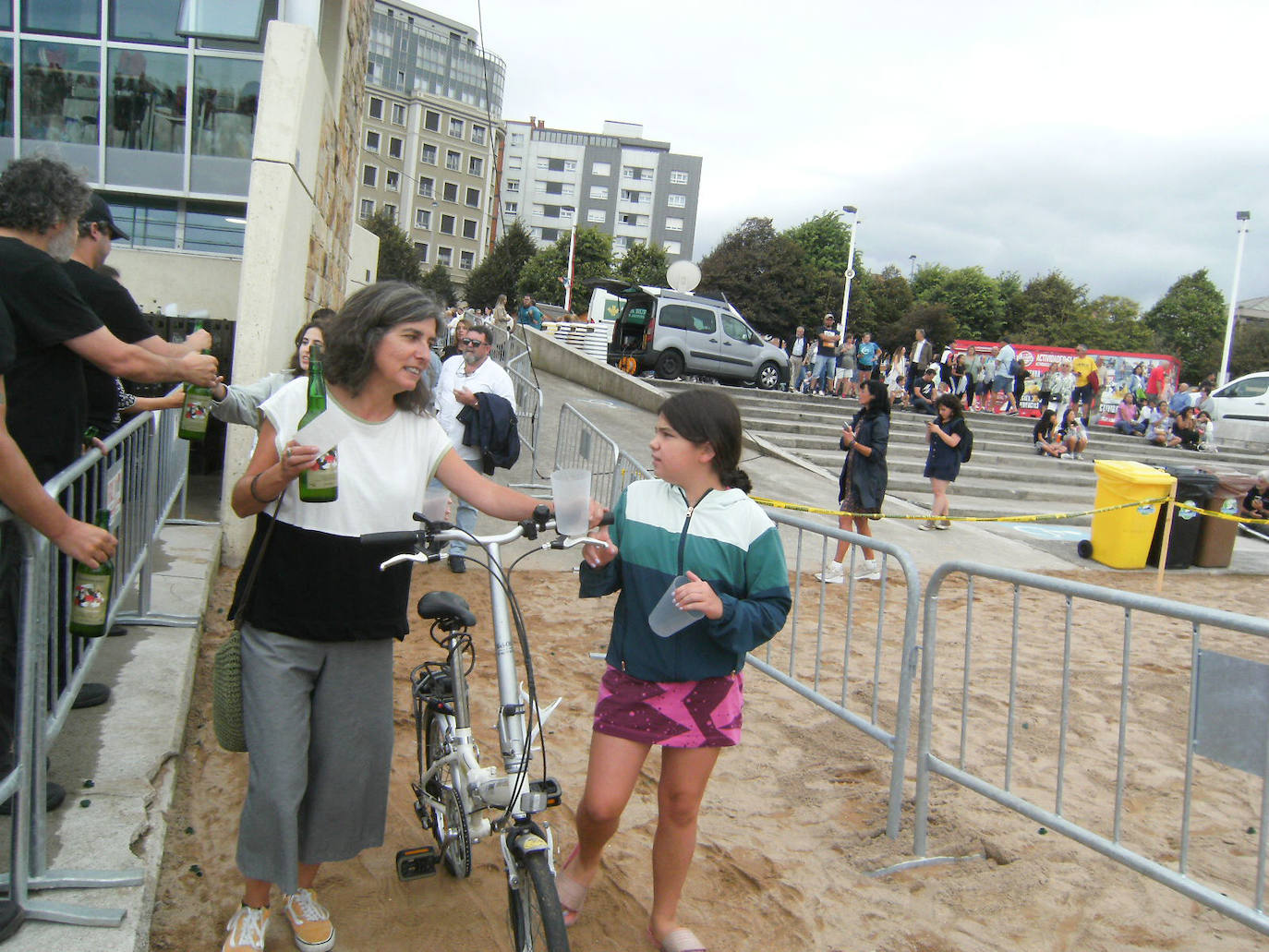 Fotos: ¿Estuviste en el récord mundial de escanciado de sidra de Gijón? ¡Búscate! (2)