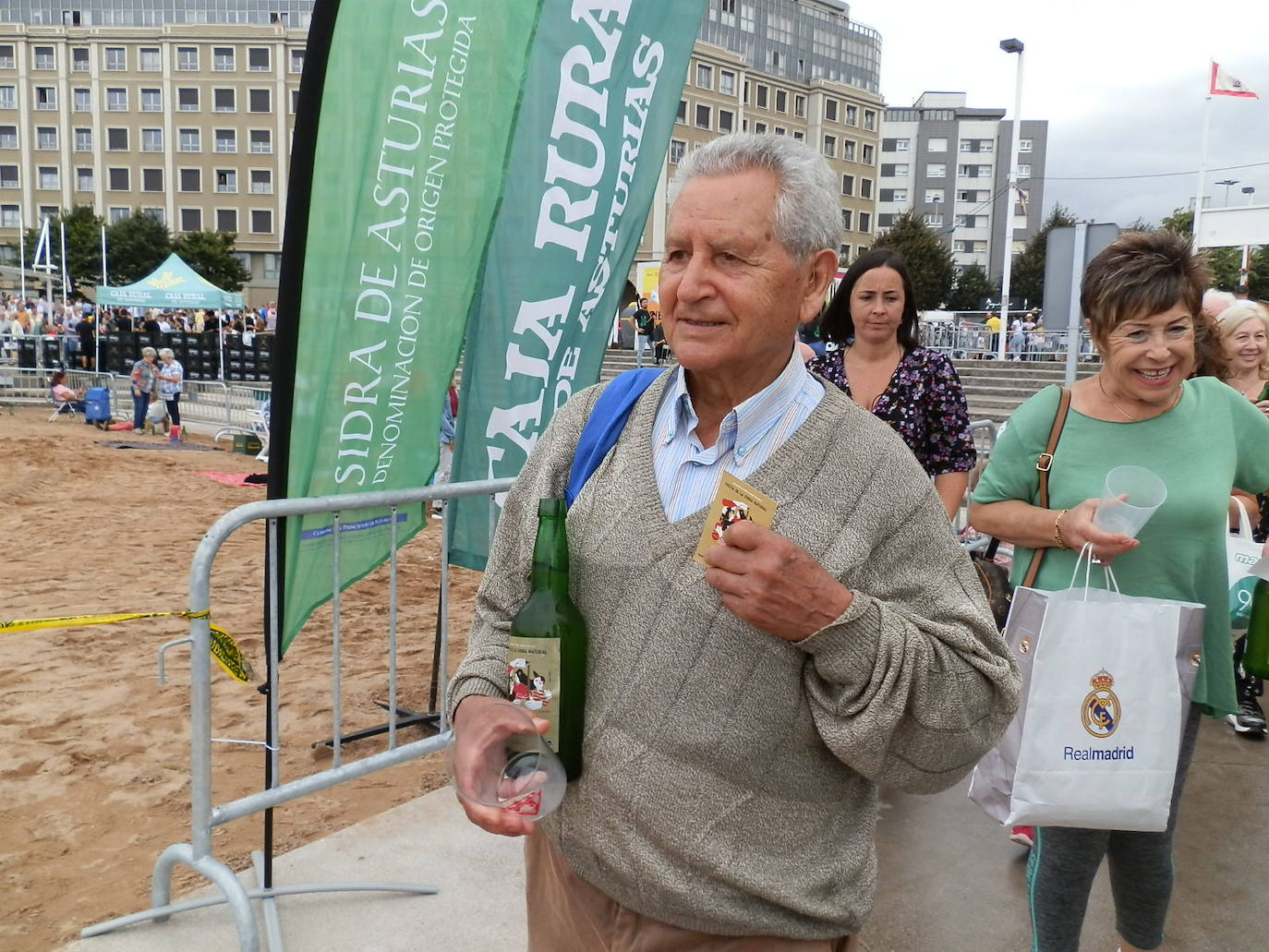 Fotos: ¿Estuviste en el récord mundial de escanciado de sidra de Gijón? ¡Búscate! (3)