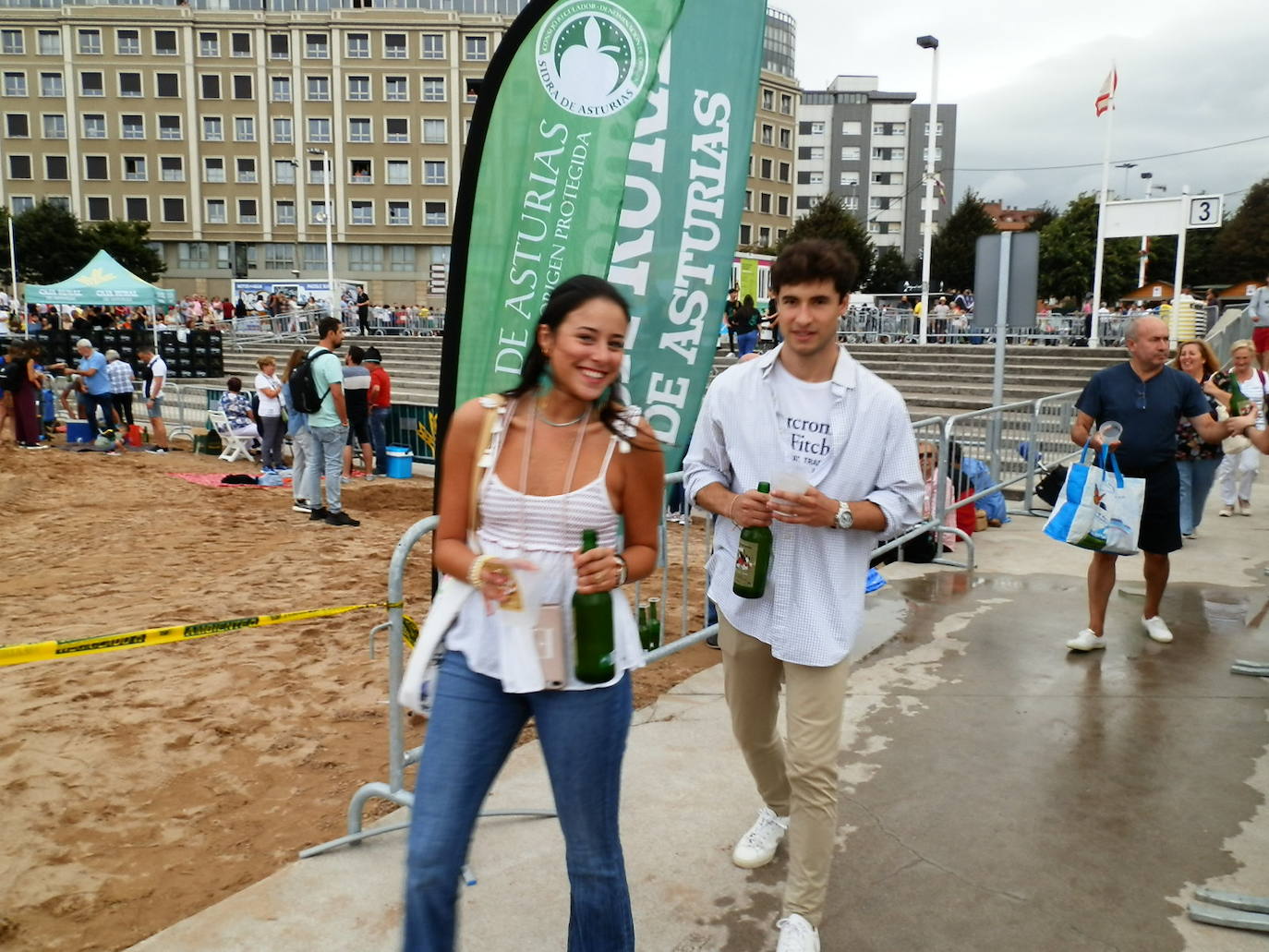 Fotos: ¿Estuviste en el récord mundial de escanciado de sidra de Gijón? ¡Búscate! (3)