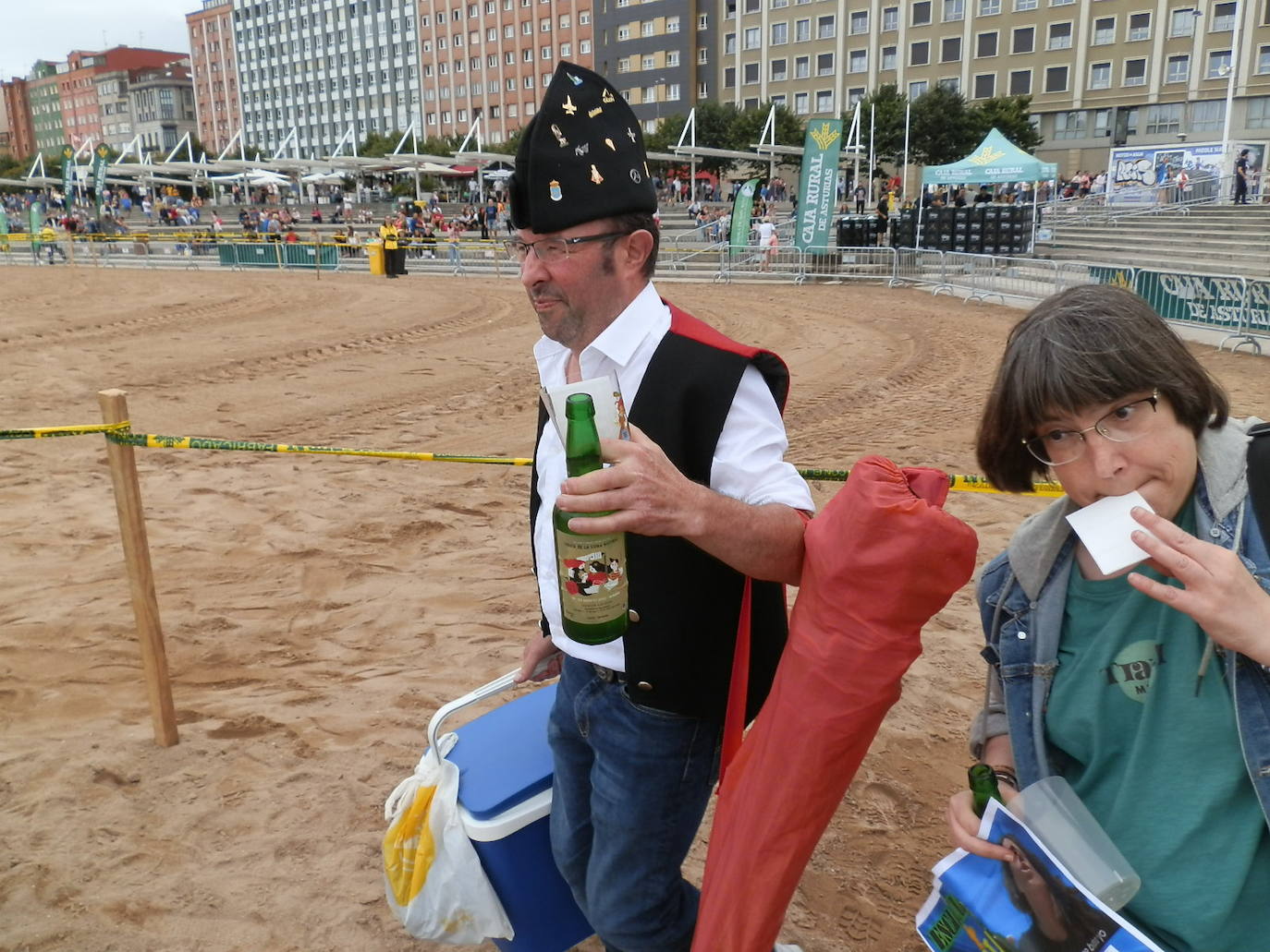 Fotos: ¿Estuviste en el récord mundial de escanciado de sidra de Gijón? ¡Búscate! (3)