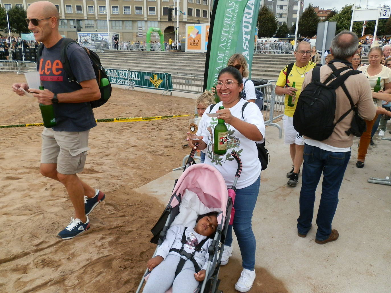 Fotos: ¿Estuviste en el récord mundial de escanciado de sidra de Gijón? ¡Búscate! (3)