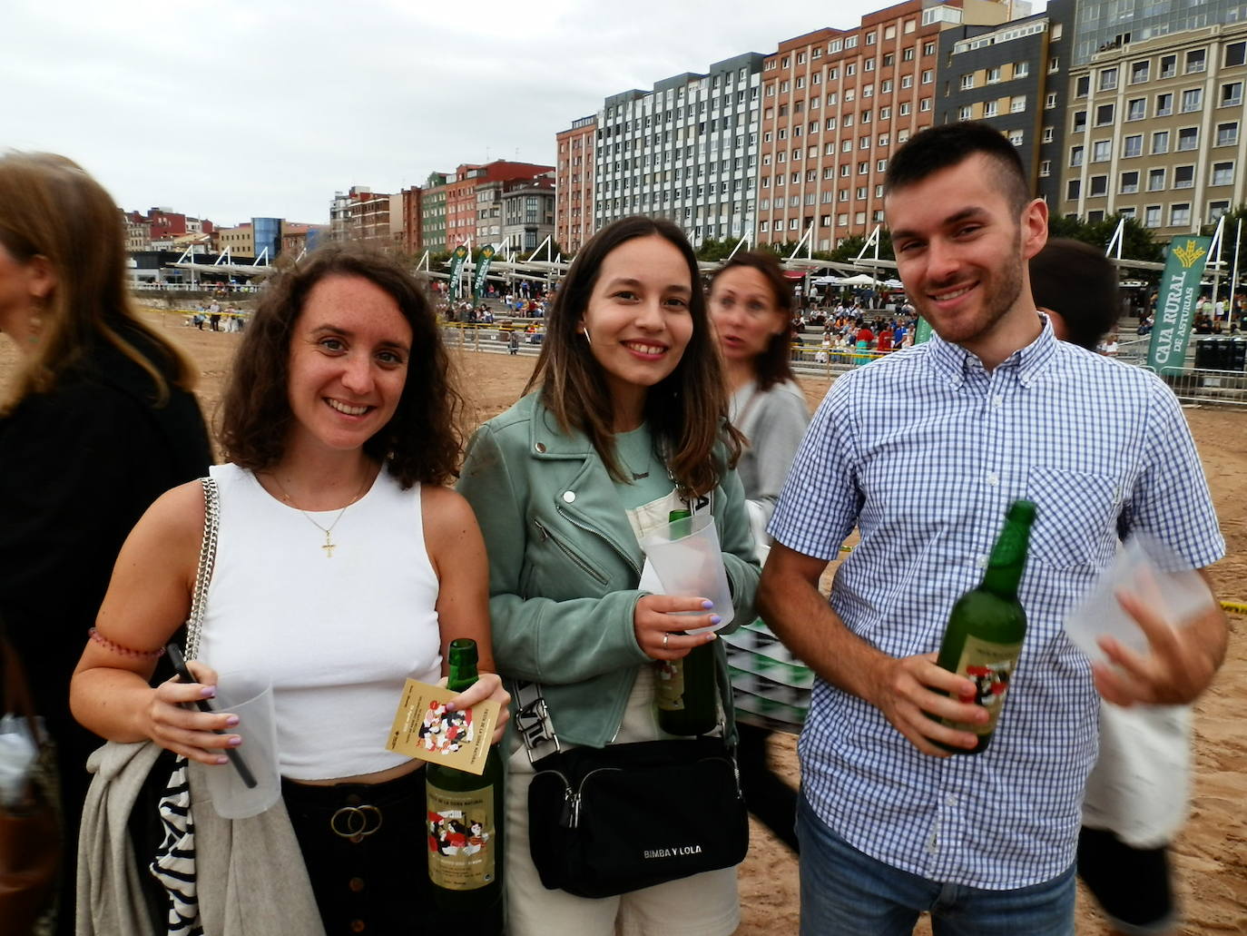 Fotos: ¿Estuviste en el récord mundial de escanciado de sidra de Gijón? ¡Búscate! (3)