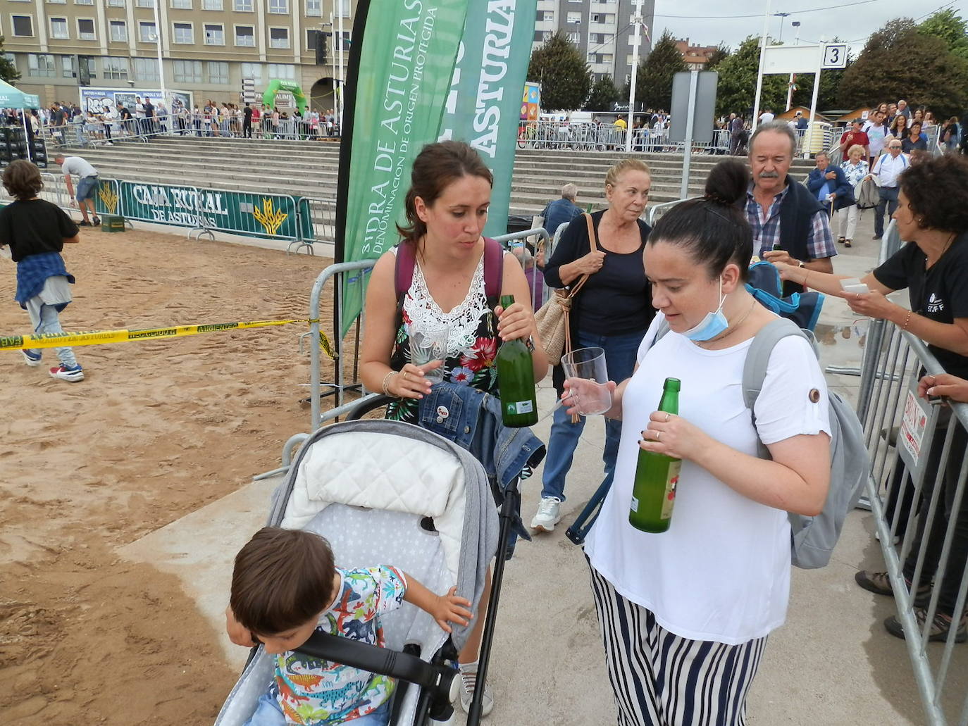 Fotos: ¿Estuviste en el récord mundial de escanciado de sidra de Gijón? ¡Búscate! (3)