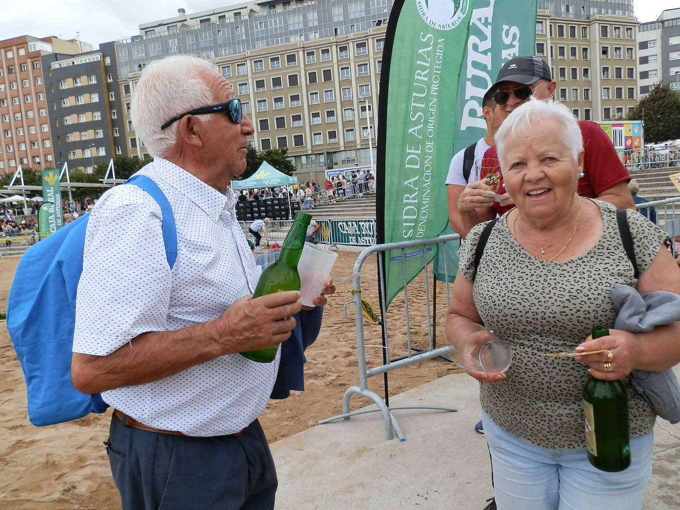 Fotos: ¿Estuviste en el récord mundial de escanciado de sidra de Gijón? ¡Búscate! (3)