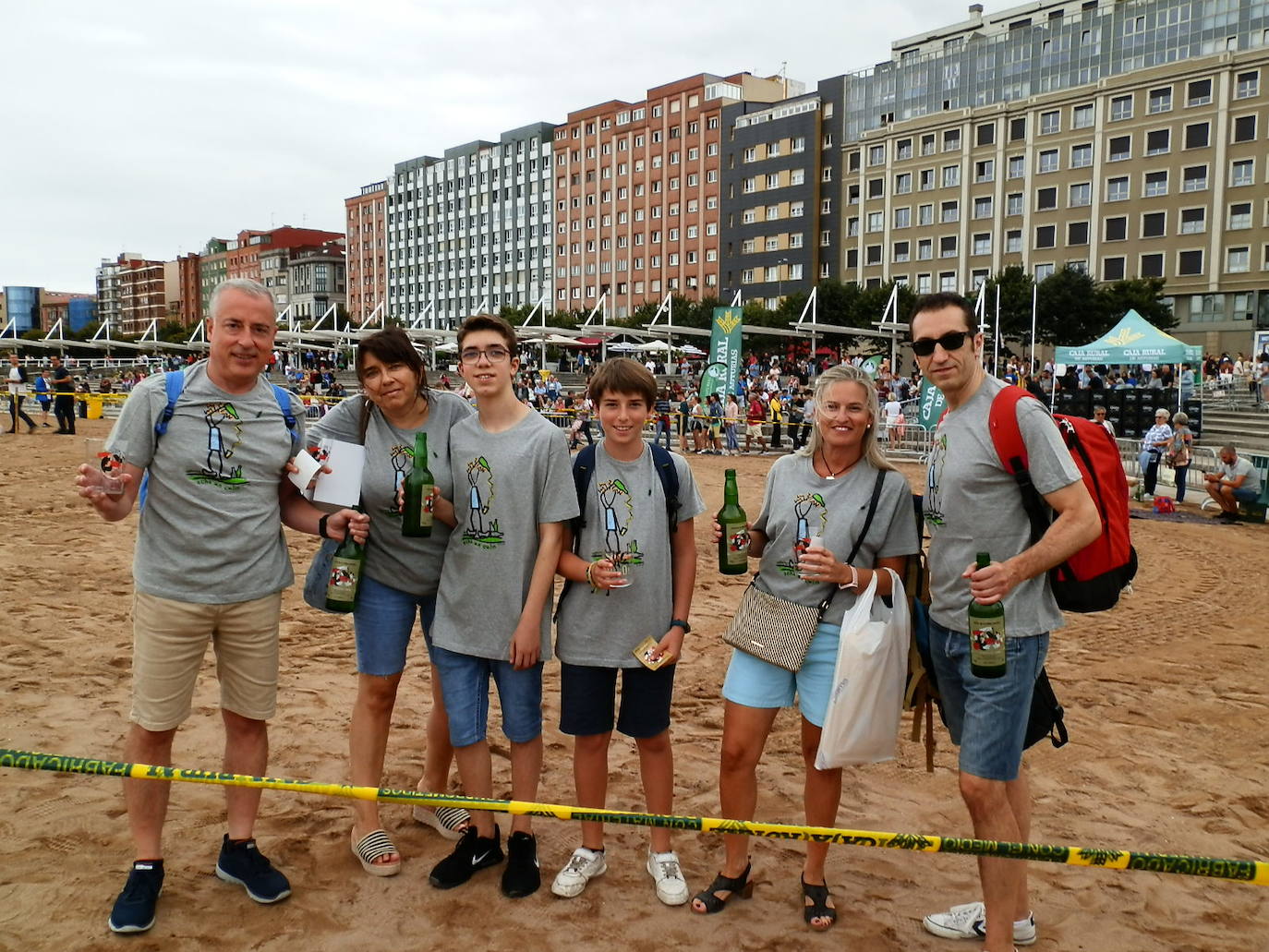 Fotos: ¿Estuviste en el récord mundial de escanciado de sidra de Gijón? ¡Búscate! (3)