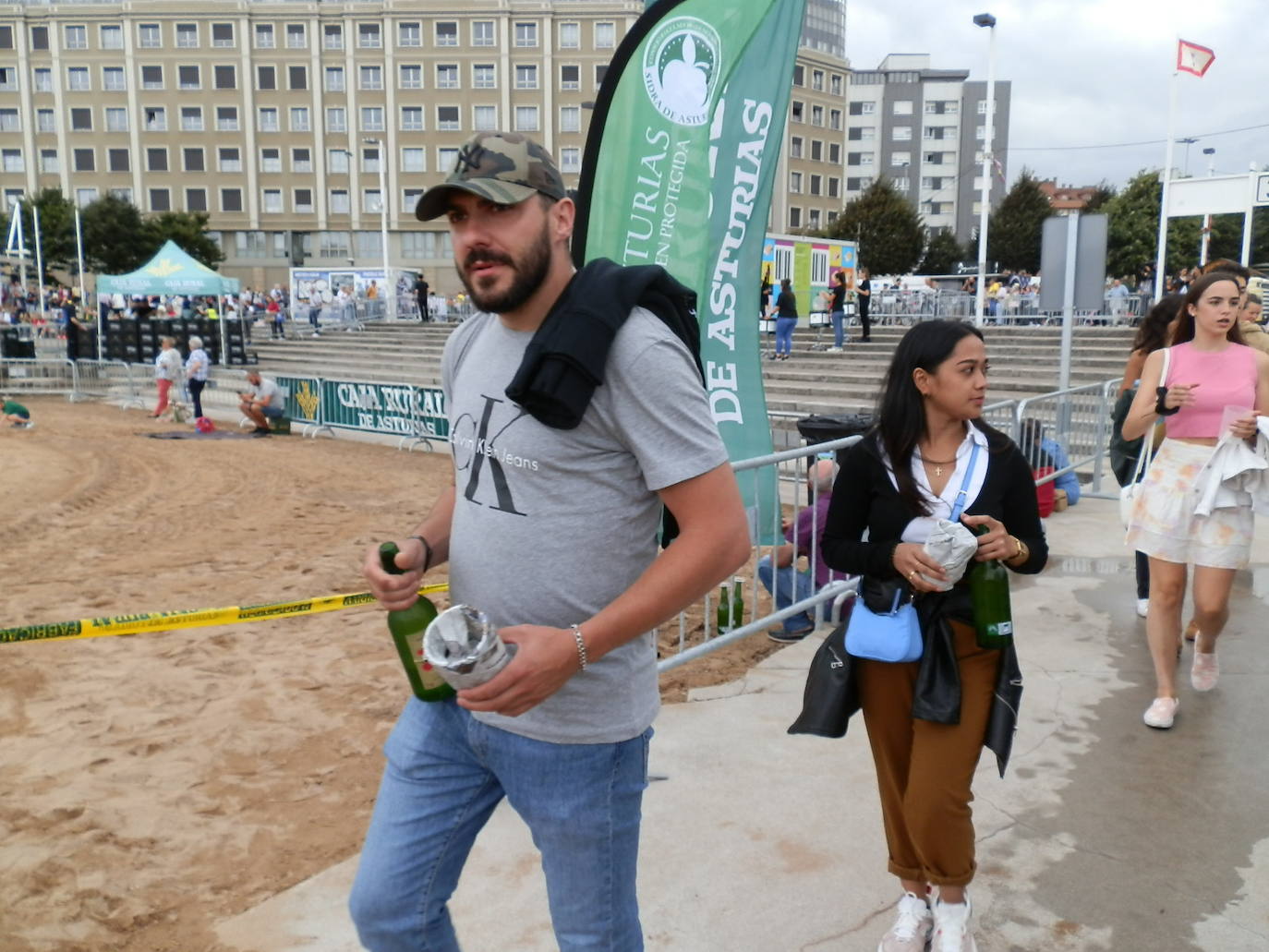 Fotos: ¿Estuviste en el récord mundial de escanciado de sidra de Gijón? ¡Búscate! (3)