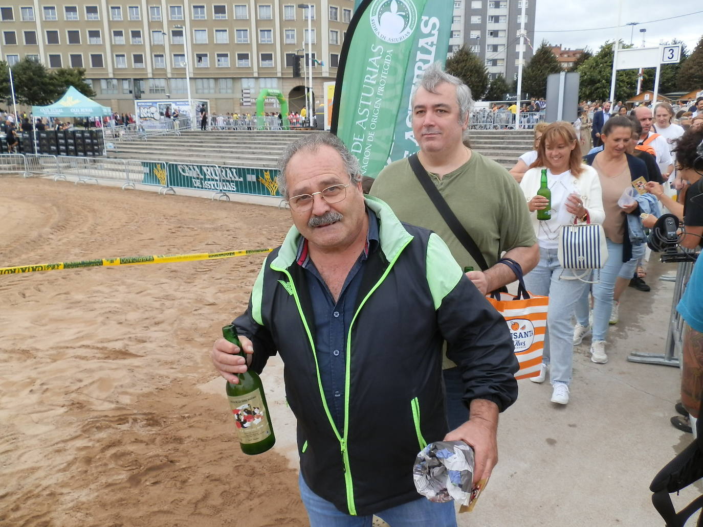 Fotos: ¿Estuviste en el récord mundial de escanciado de sidra de Gijón? ¡Búscate! (3)