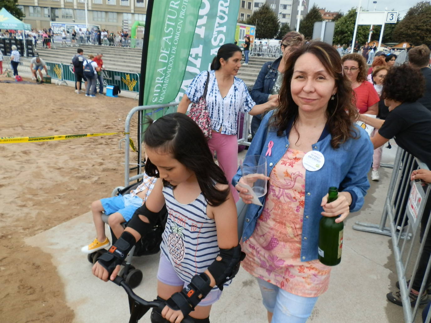 Fotos: ¿Estuviste en el récord mundial de escanciado de sidra de Gijón? ¡Búscate! (3)