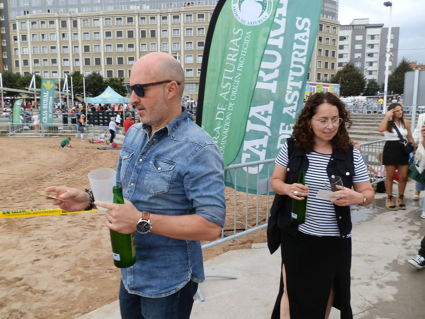 Fotos: ¿Estuviste en el récord mundial de escanciado de sidra de Gijón? ¡Búscate! (3)