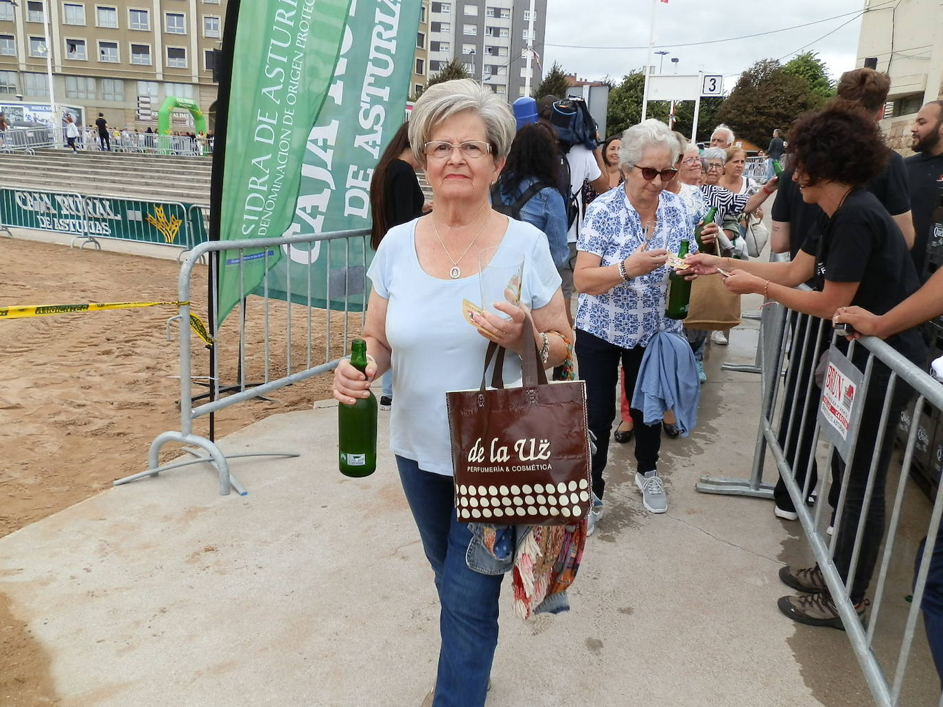 Fotos: ¿Estuviste en el récord mundial de escanciado de sidra de Gijón? ¡Búscate! (3)