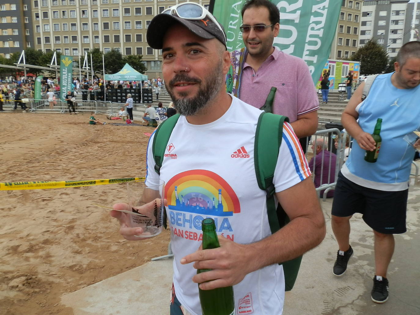 Fotos: ¿Estuviste en el récord mundial de escanciado de sidra de Gijón? ¡Búscate! (3)