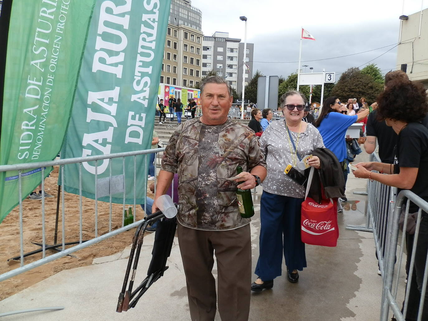 Fotos: ¿Estuviste en el récord mundial de escanciado de sidra de Gijón? ¡Búscate! (3)