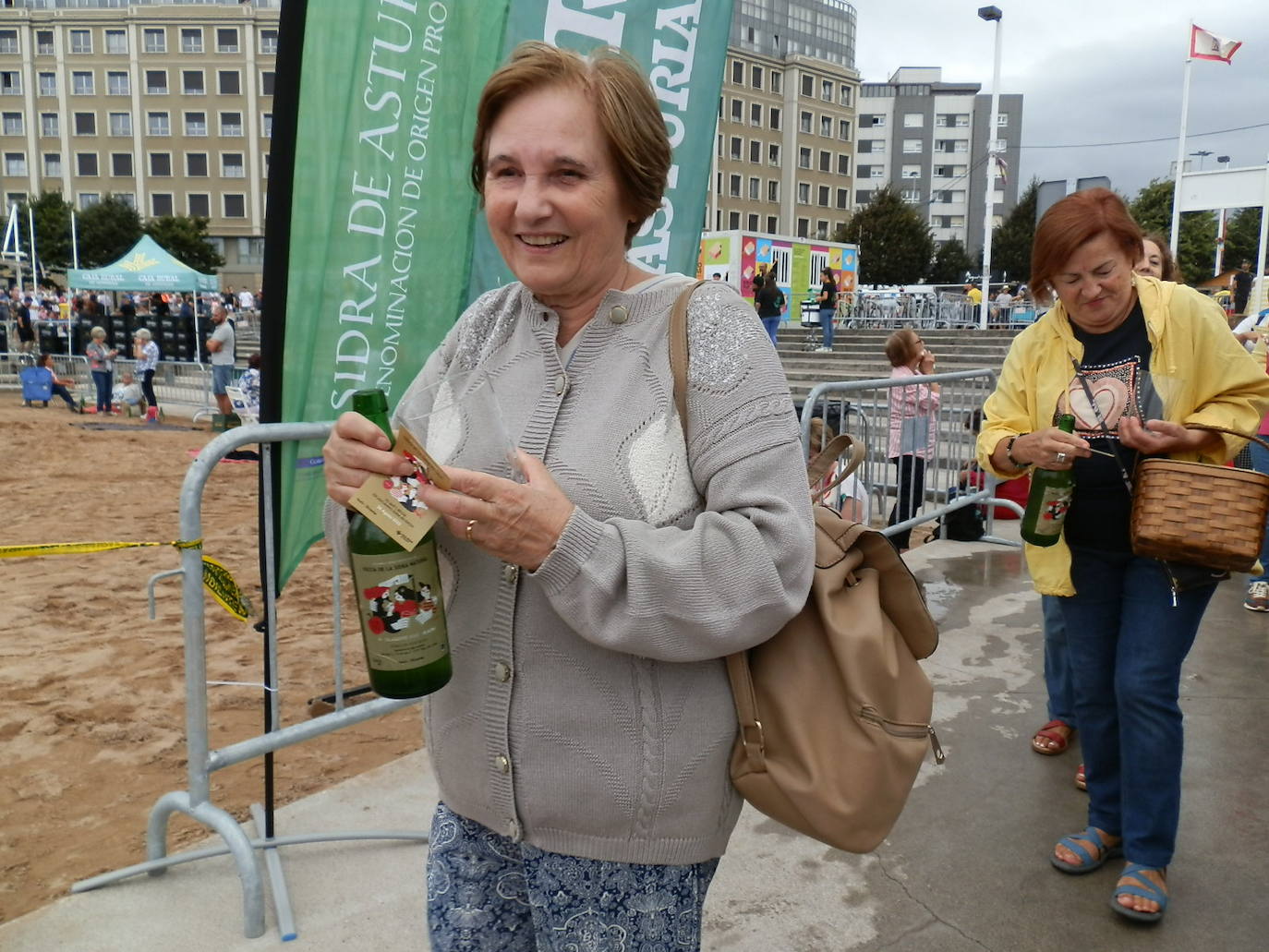 Fotos: ¿Estuviste en el récord mundial de escanciado de sidra de Gijón? ¡Búscate! (3)