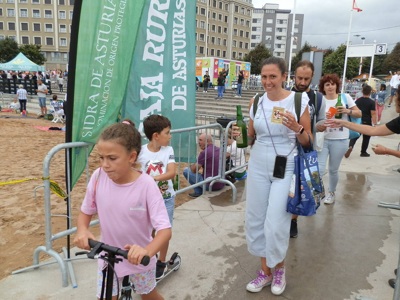 Fotos: ¿Estuviste en el récord mundial de escanciado de sidra de Gijón? ¡Búscate! (3)