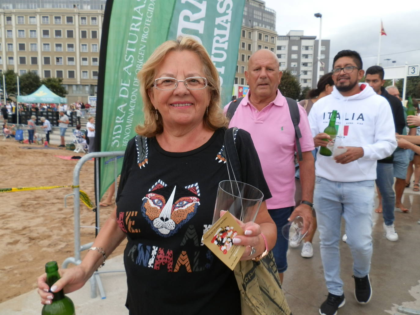 Fotos: ¿Estuviste en el récord mundial de escanciado de sidra de Gijón? ¡Búscate! (3)