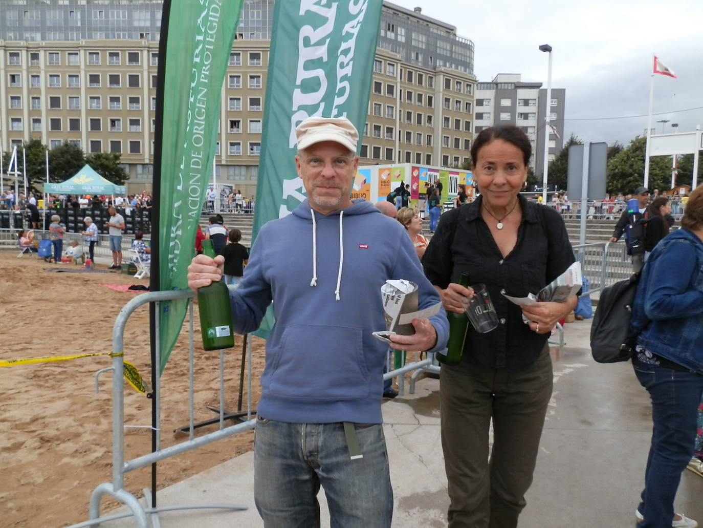 Fotos: ¿Estuviste en el récord mundial de escanciado de sidra de Gijón? ¡Búscate! (3)