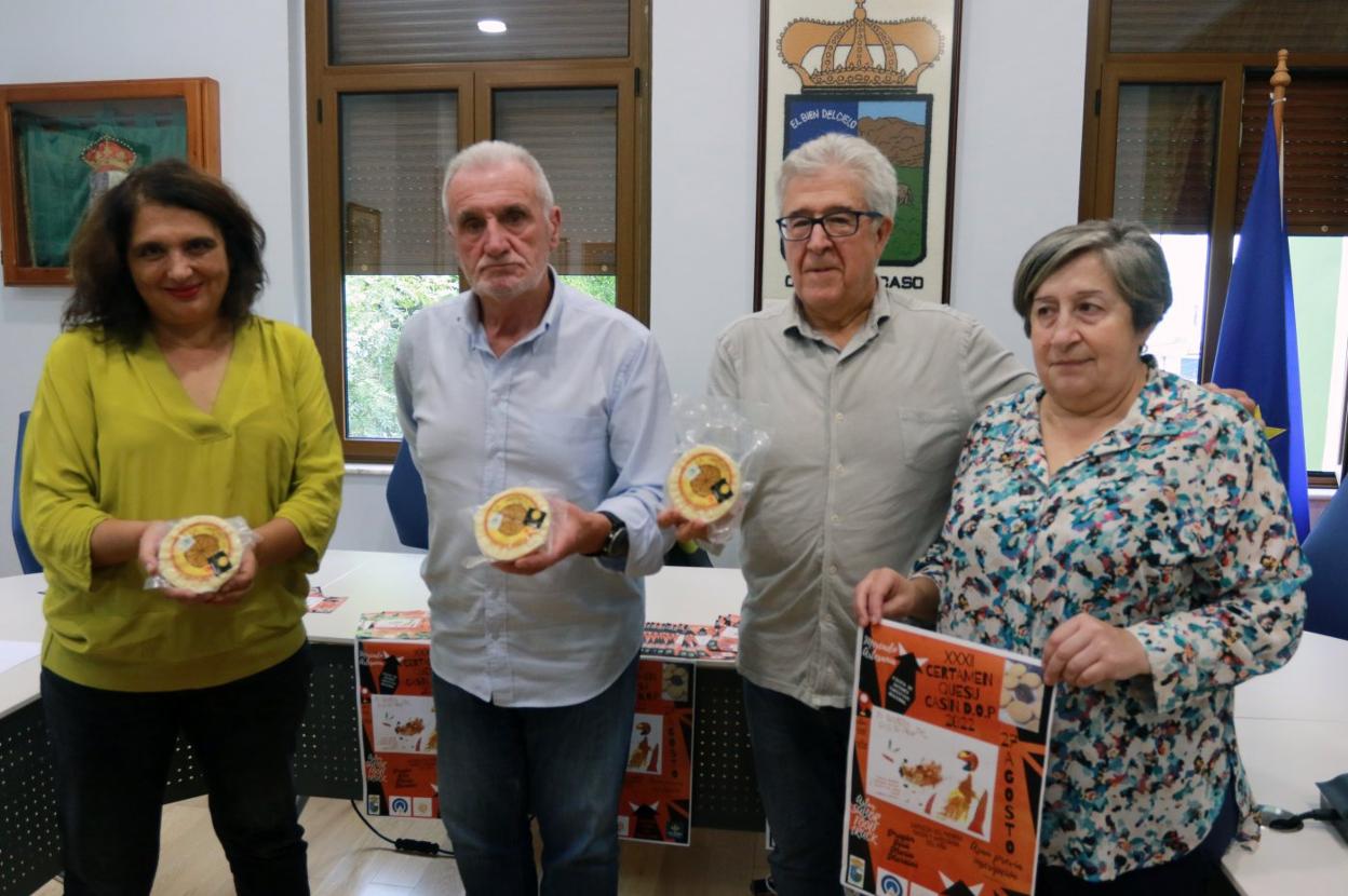 Presentación del XXXII certamen del queso casín con la quesera Natalia Lobeto, el pregonero José María Morales, el alcalde de Caso Miguel Fernández y la concejala casina Pilar Ruíz. 