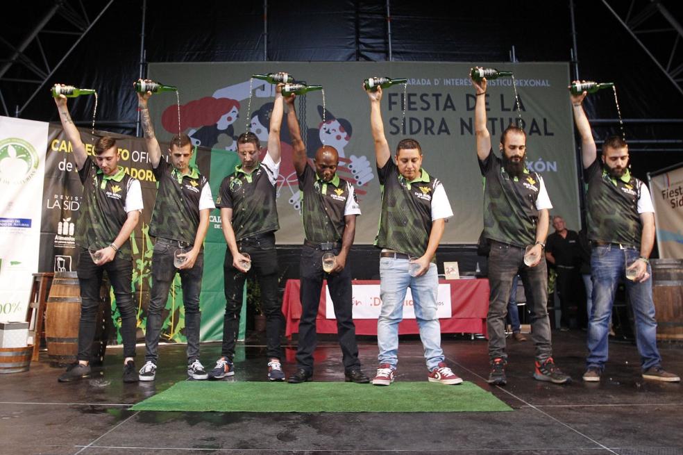 Ganadores. Los ganadores locales y los de la prueba general escancian un culín al terminar. 