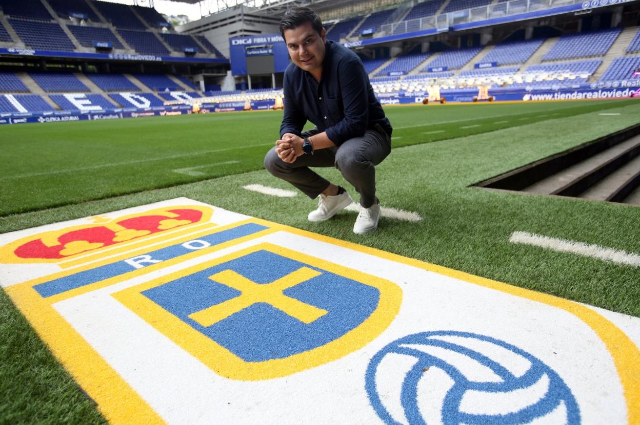Chema Buenrostro, sobre el césped del Carlos Tartiere, durante la entrevista que concedió a EL COMERCIO. 