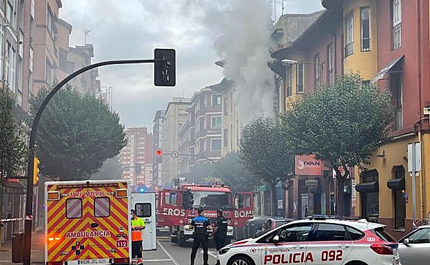 Bomberos, ambulancia y Policía Local, en la avenida de Portugal donde tuvo lugar el incendio