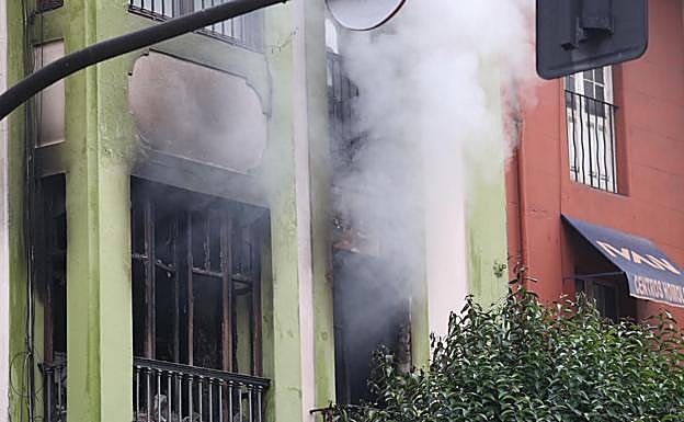 Imagen principal - Vivienda en llamas en la avenida de Portugal.