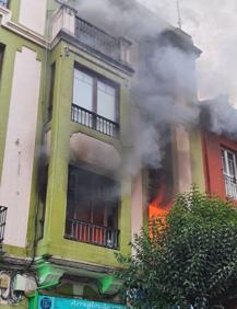 Imagen secundaria 2 - Vivienda en llamas en la avenida de Portugal.