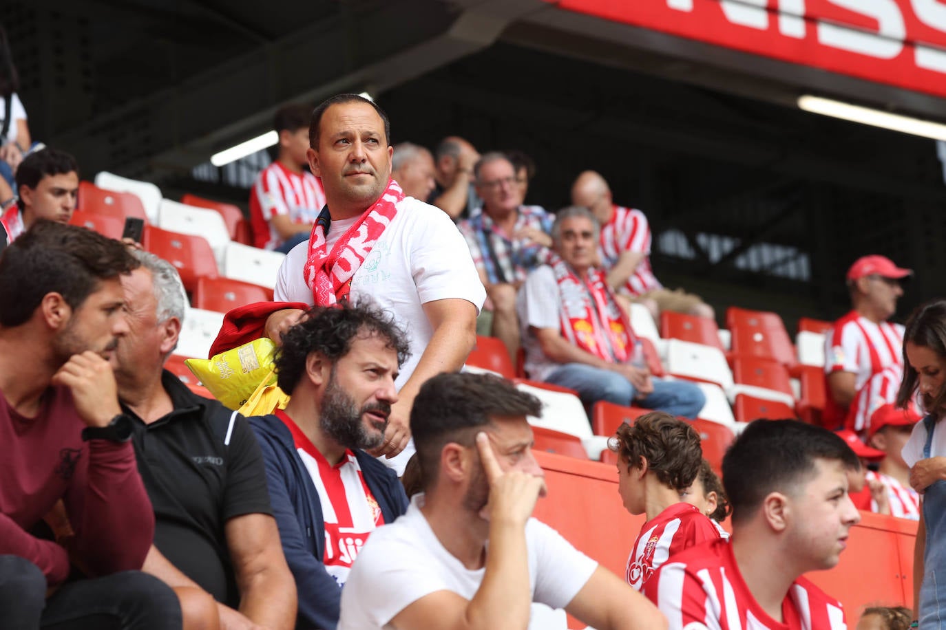 Fotos: ¿Estuviste en el Sporting - Burgos? ¡Búscate!