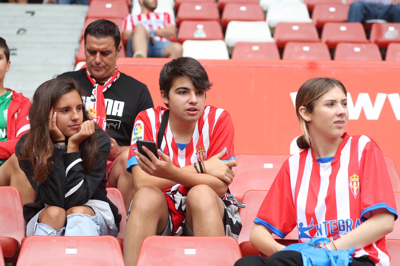 Fotos: ¿Estuviste en el Sporting - Burgos? ¡Búscate!