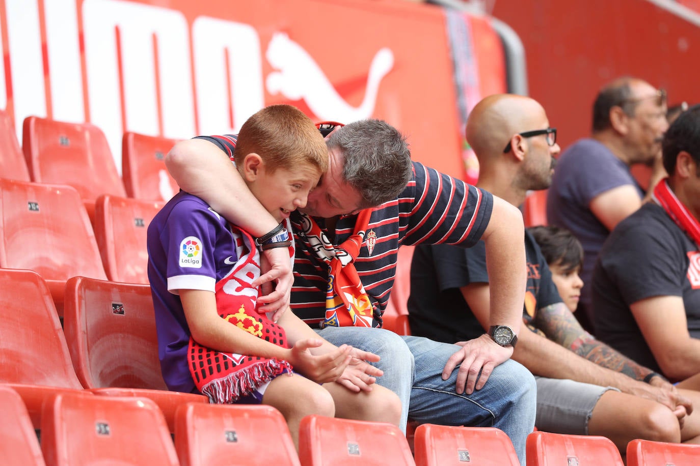 Fotos: ¿Estuviste en el Sporting - Burgos? ¡Búscate!