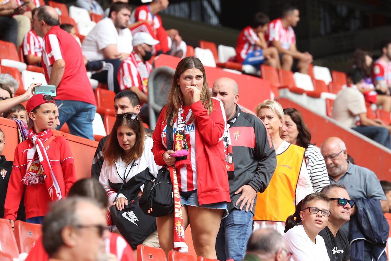 Fotos: ¿Estuviste en el Sporting - Burgos? ¡Búscate!