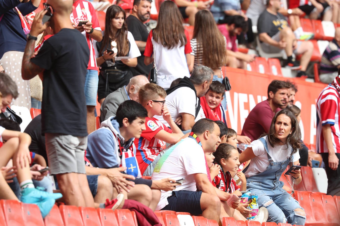 Fotos: ¿Estuviste en el Sporting - Burgos? ¡Búscate!