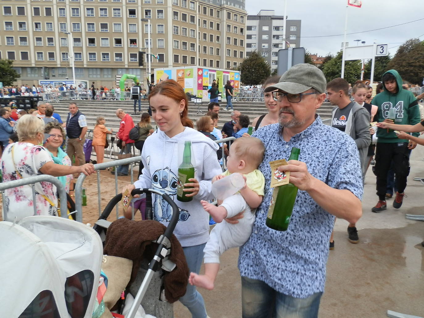 Fotos: ¿Estuviste en el récord mundial de escanciado de sidra de Gijón? ¡Búscate! (4)