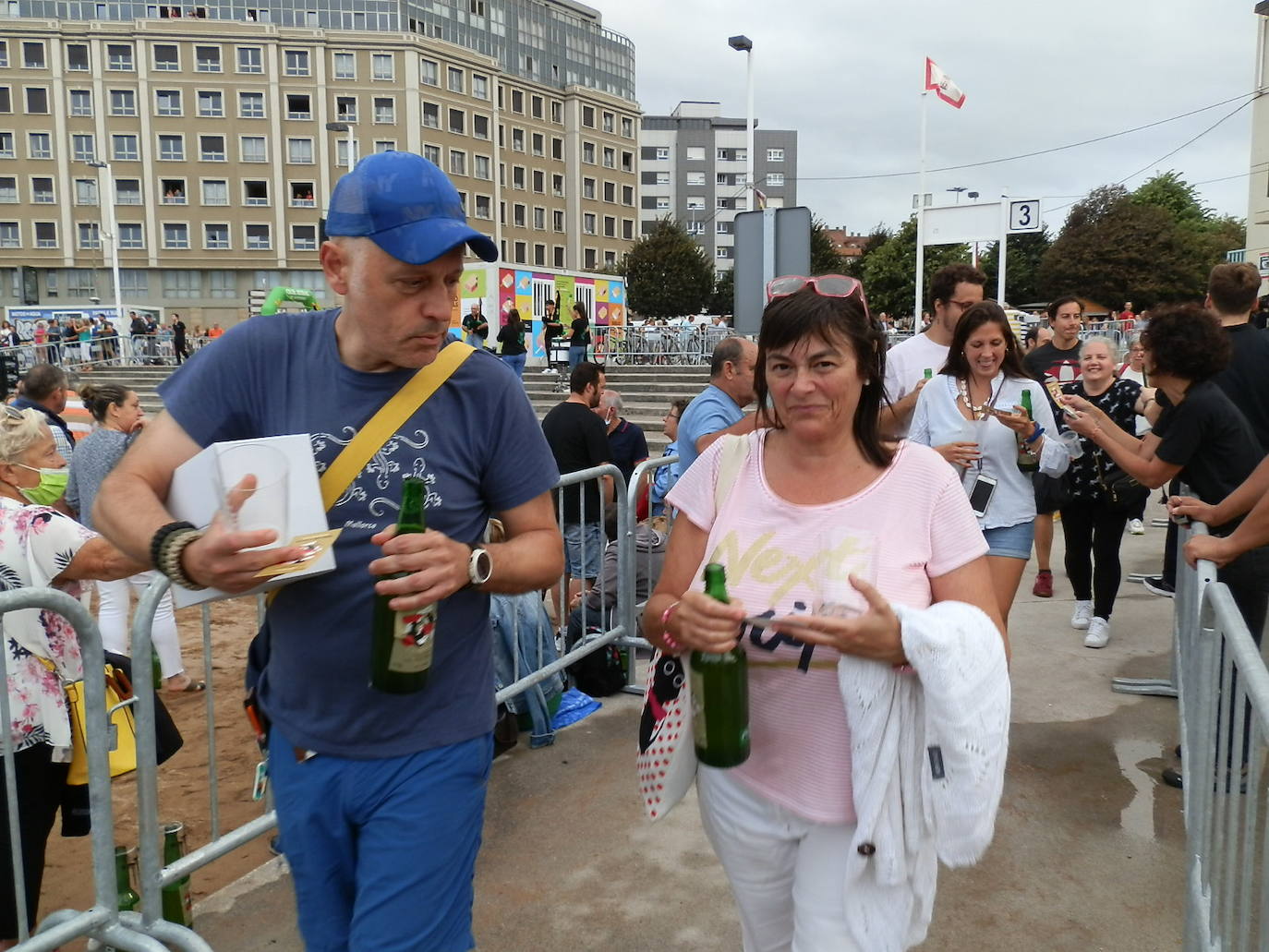 Fotos: ¿Estuviste en el récord mundial de escanciado de sidra de Gijón? ¡Búscate! (4)