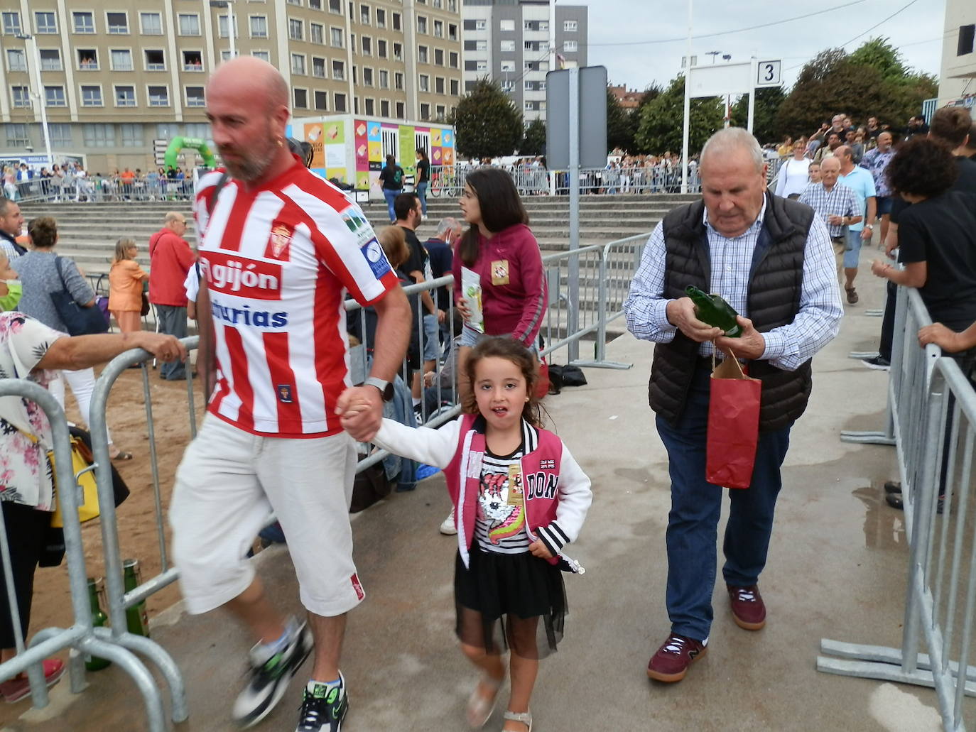 Fotos: ¿Estuviste en el récord mundial de escanciado de sidra de Gijón? ¡Búscate! (4)