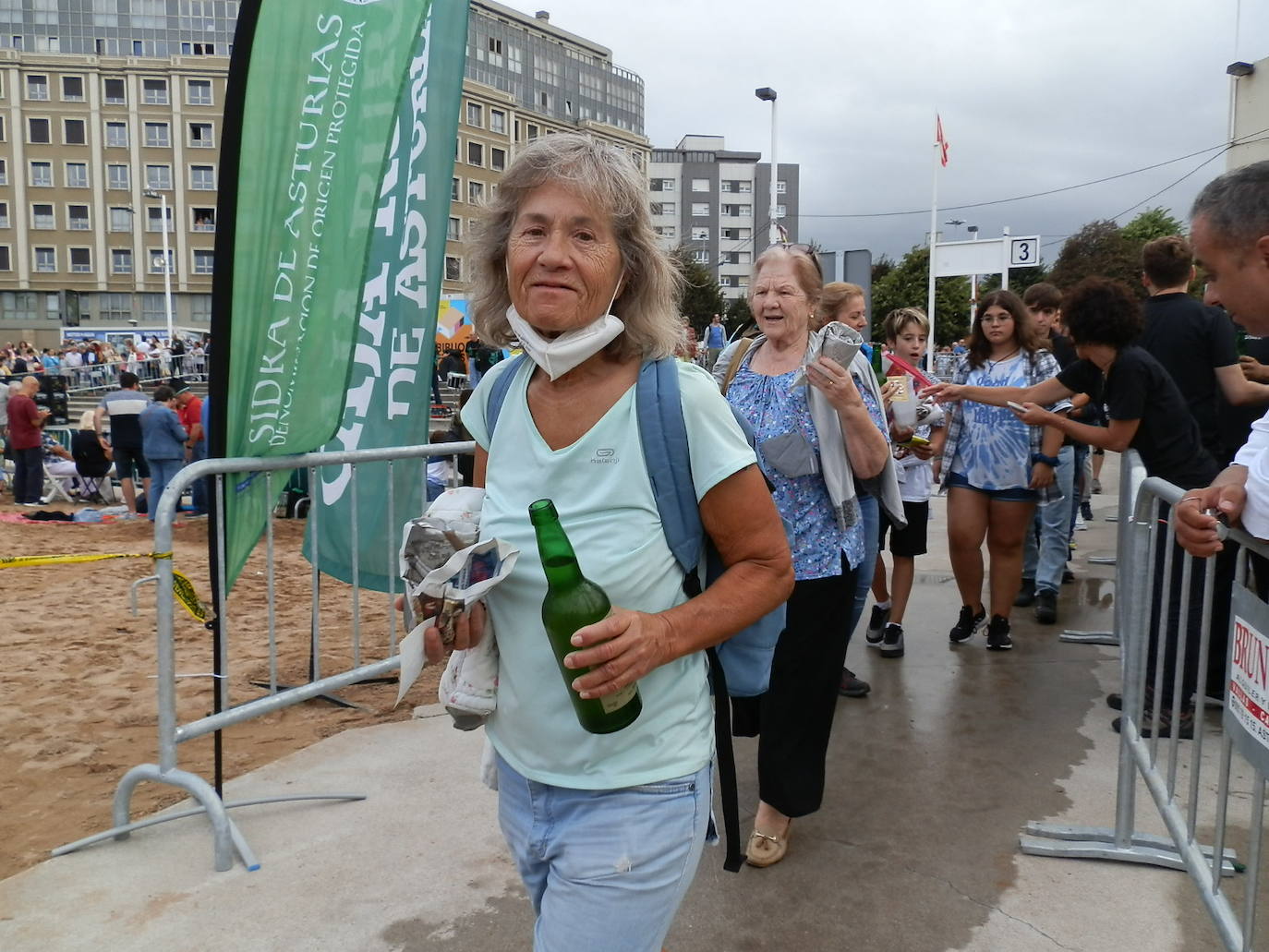 Fotos: ¿Estuviste en el récord mundial de escanciado de sidra de Gijón? ¡Búscate! (4)