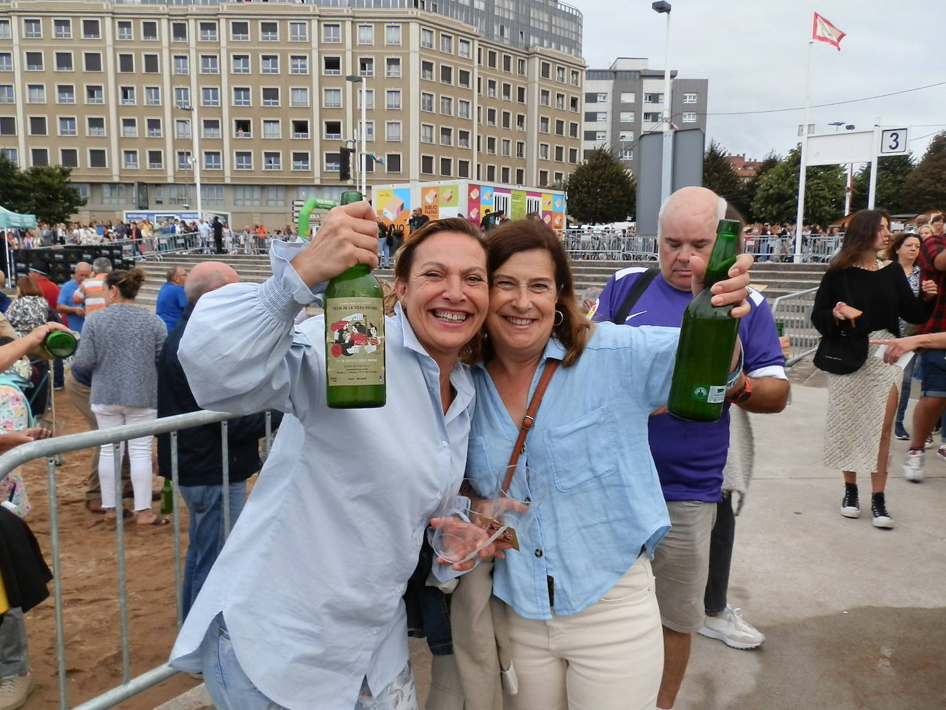 Fotos: ¿Estuviste en el récord mundial de escanciado de sidra de Gijón? ¡Búscate! (4)