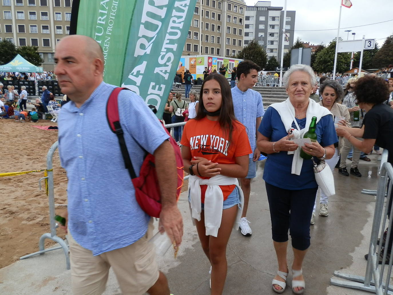 Fotos: ¿Estuviste en el récord mundial de escanciado de sidra de Gijón? ¡Búscate! (4)