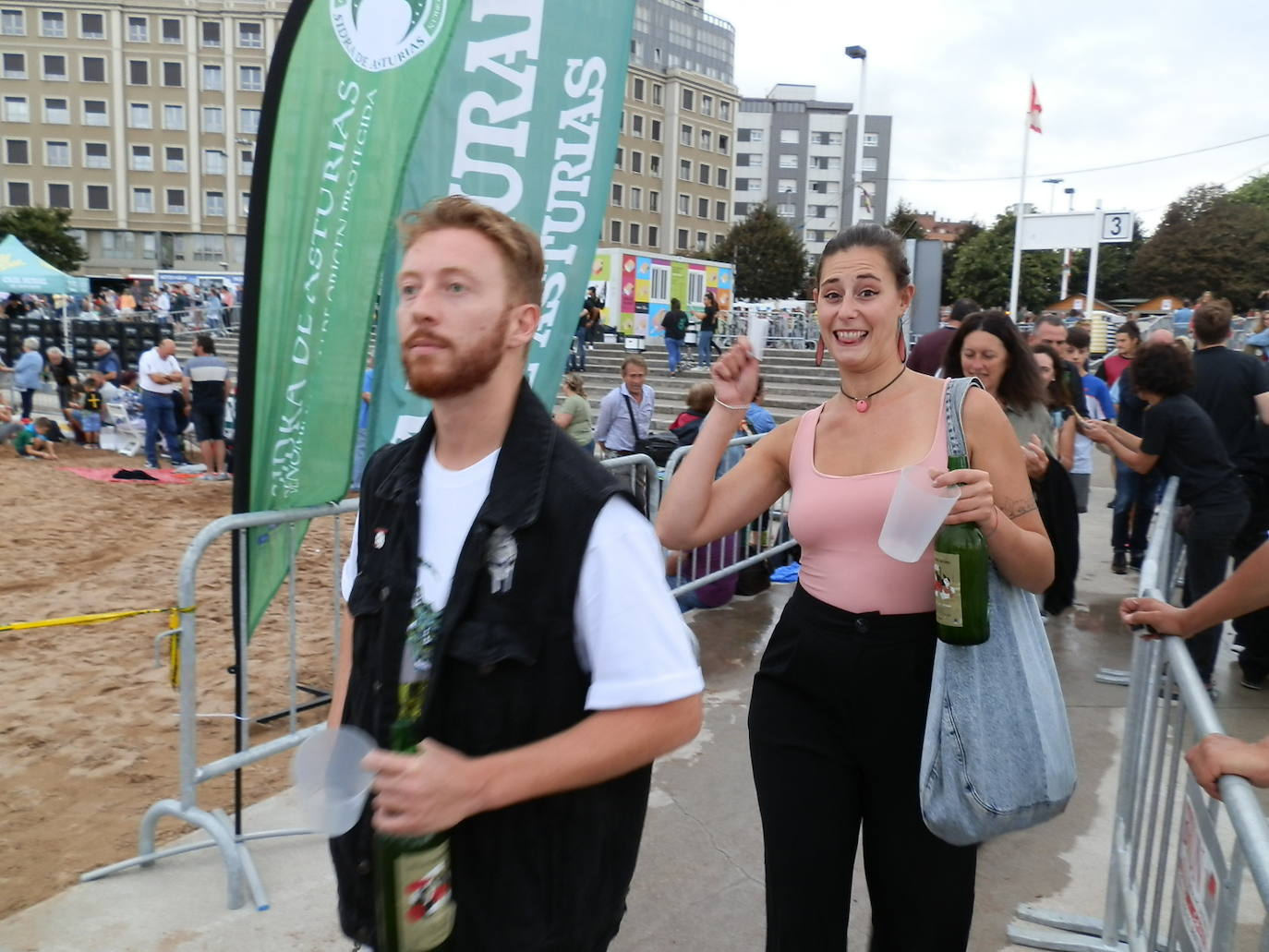 Fotos: ¿Estuviste en el récord mundial de escanciado de sidra de Gijón? ¡Búscate! (4)