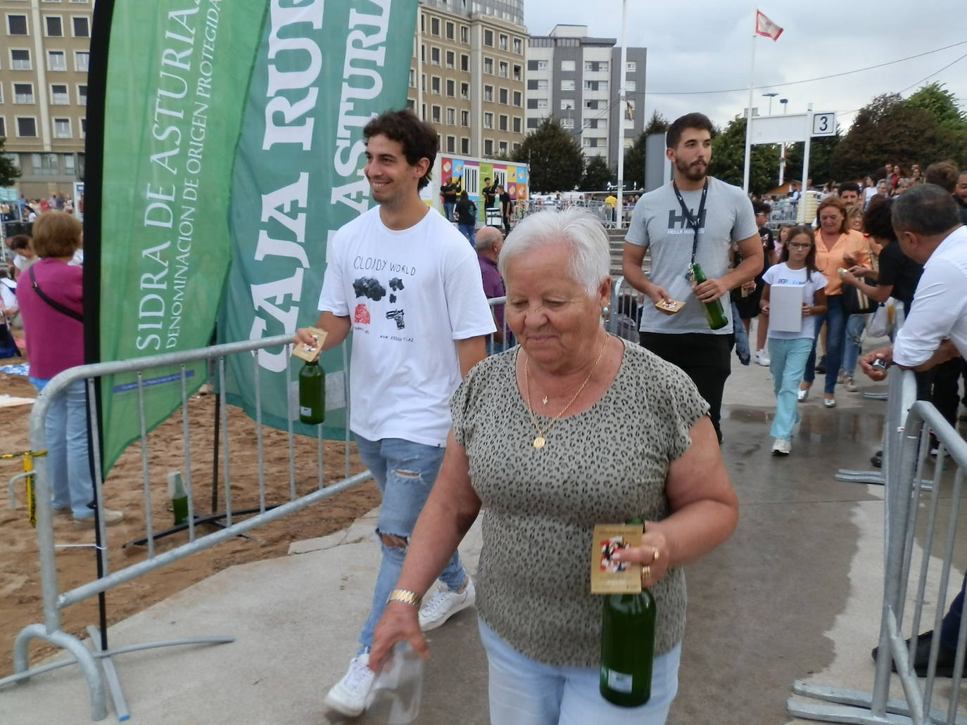 Fotos: ¿Estuviste en el récord mundial de escanciado de sidra de Gijón? ¡Búscate! (4)