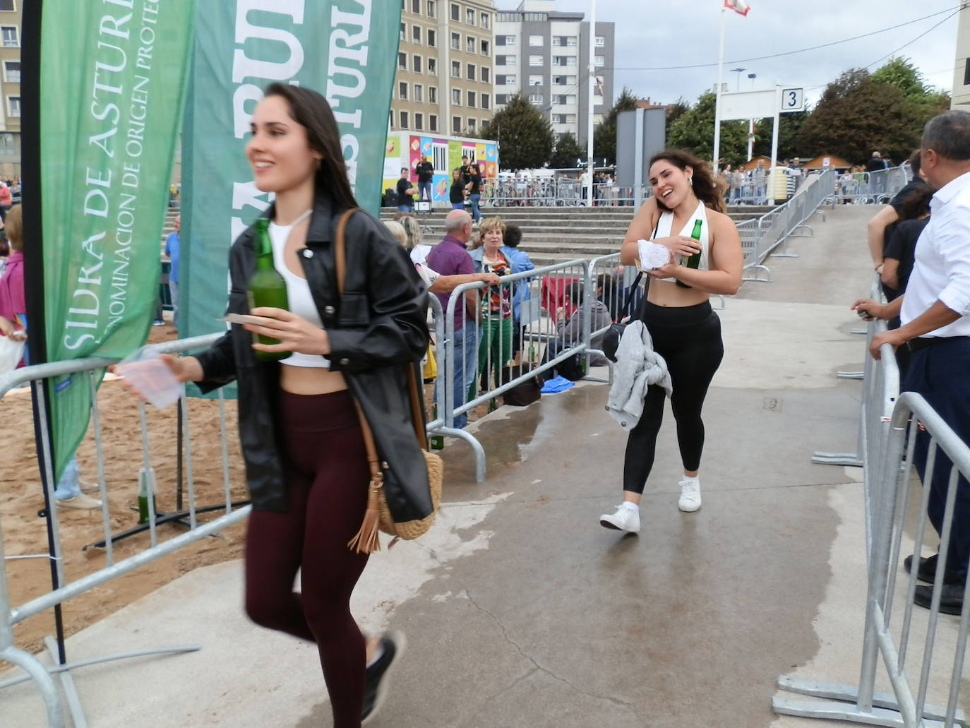 Fotos: ¿Estuviste en el récord mundial de escanciado de sidra de Gijón? ¡Búscate! (4)