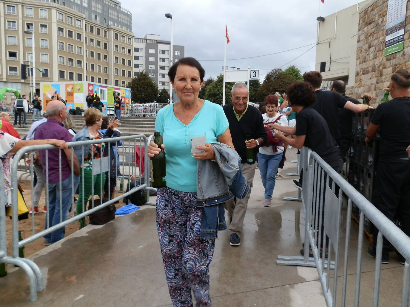 Fotos: ¿Estuviste en el récord mundial de escanciado de sidra de Gijón? ¡Búscate! (4)