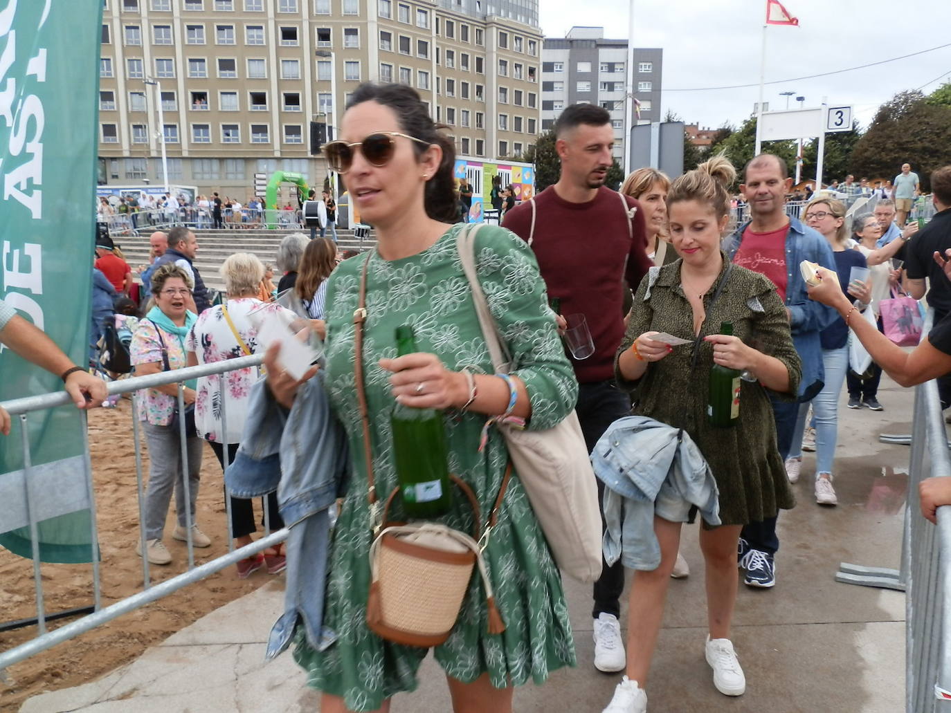 Fotos: ¿Estuviste en el récord mundial de escanciado de sidra de Gijón? ¡Búscate! (4)