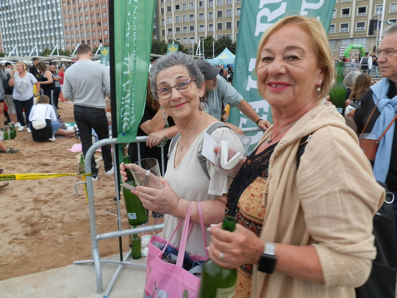 Fotos: ¿Estuviste en el récord mundial de escanciado de sidra de Gijón? ¡Búscate! (4)