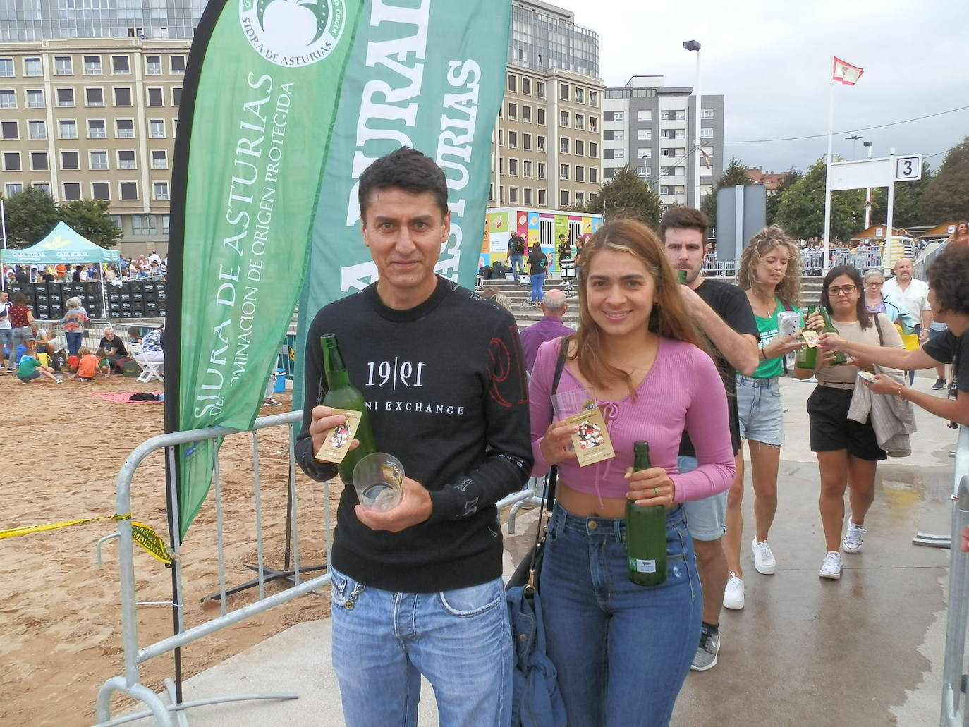 Fotos: ¿Estuviste en el récord mundial de escanciado de sidra de Gijón? ¡Búscate! (4)