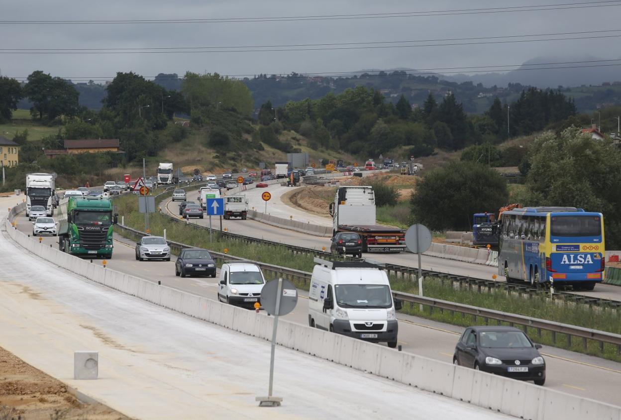 Tráfico lento, ayer, a la altura de las obras del tercer carril de la 'Y'. 