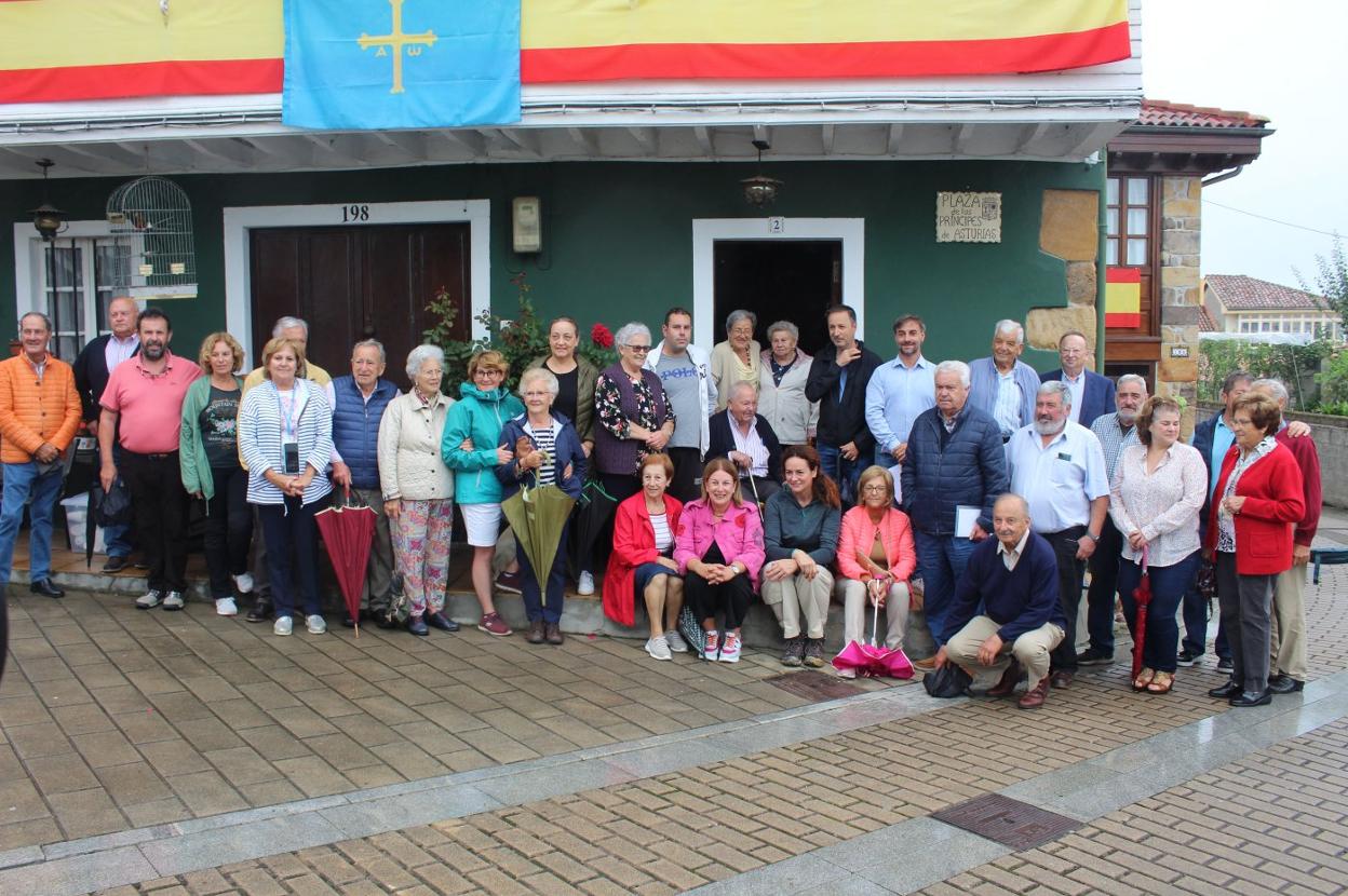 Los vecinos en la nueva plaza Príncipes de Asturias. 